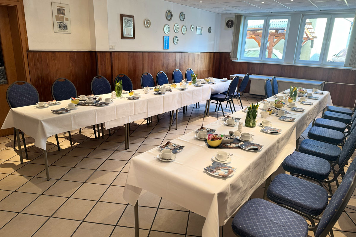 In unseren Räumen für bis zu 100 Personen aus.